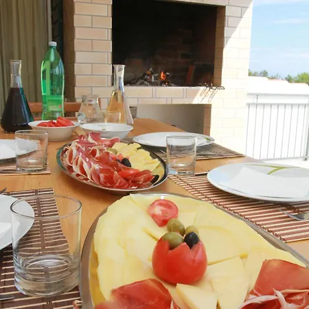 Prázdninový dům Geraeumige Ferienvilla Mit Pool Und Meerblick Grohote